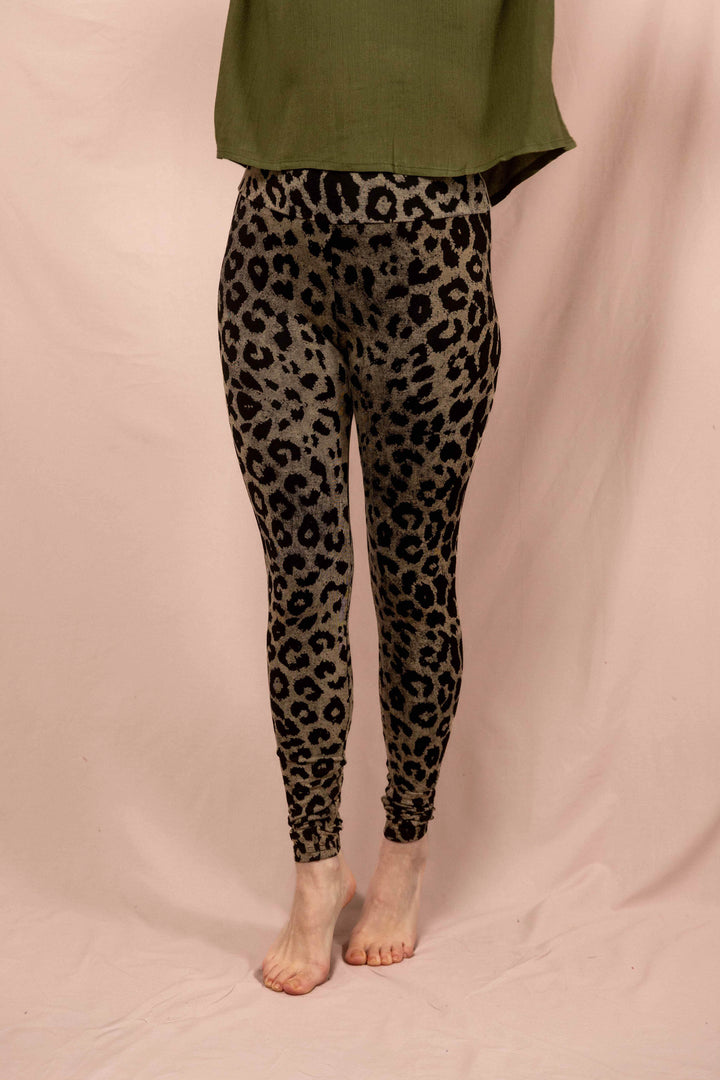 Frau trägt Boho Leo Leggings mit Leopardenmuster von TheWildFolk, handbedruckte Animal Print Leggins für Yoga, Festival und Alltag, Leopard, Tiermuster