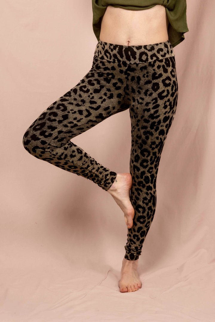 Frau trägt Boho Leo Leggings mit Leopardenmuster von TheWildFolk, handbedruckte Animal Print Leggins für Yoga, Festival und Alltag, Leopard, Tiermuster