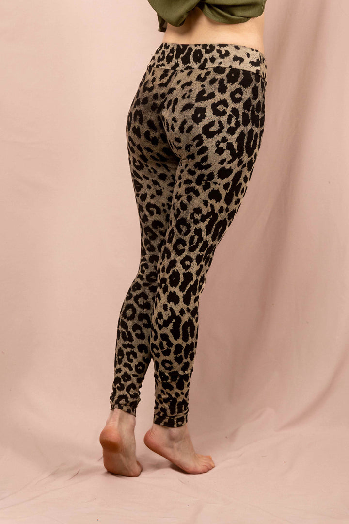Frau trägt Boho Leo Leggings mit Leopardenmuster von TheWildFolk, handbedruckte Animal Print Leggins für Yoga, Festival und Alltag, Leopard, Tiermuster