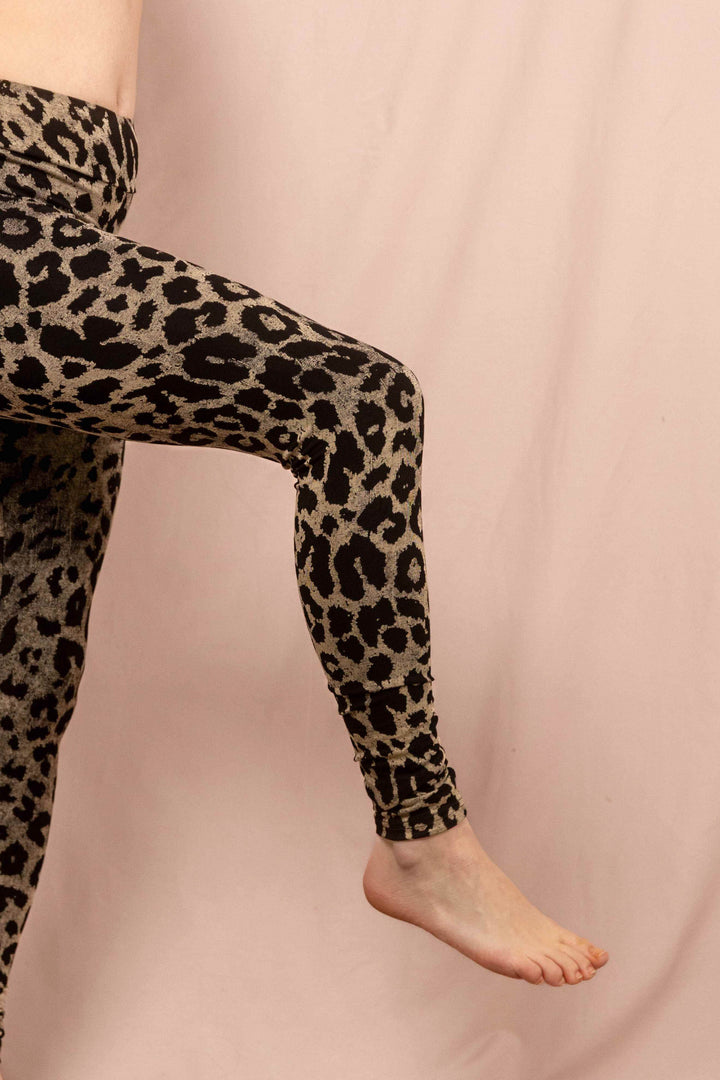 Frau trägt Boho Leo Leggings mit Leopardenmuster von TheWildFolk, handbedruckte Animal Print Leggins für Yoga, Festival und Alltag, Leopard, Tiermuster