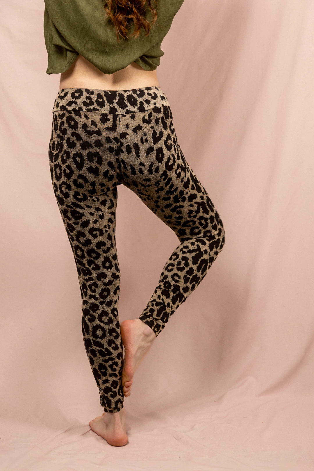 Frau trägt Boho Leo Leggings mit Leopardenmuster von TheWildFolk, handbedruckte Animal Print Leggins für Yoga, Festival und Alltag, Leopard, Tiermuster