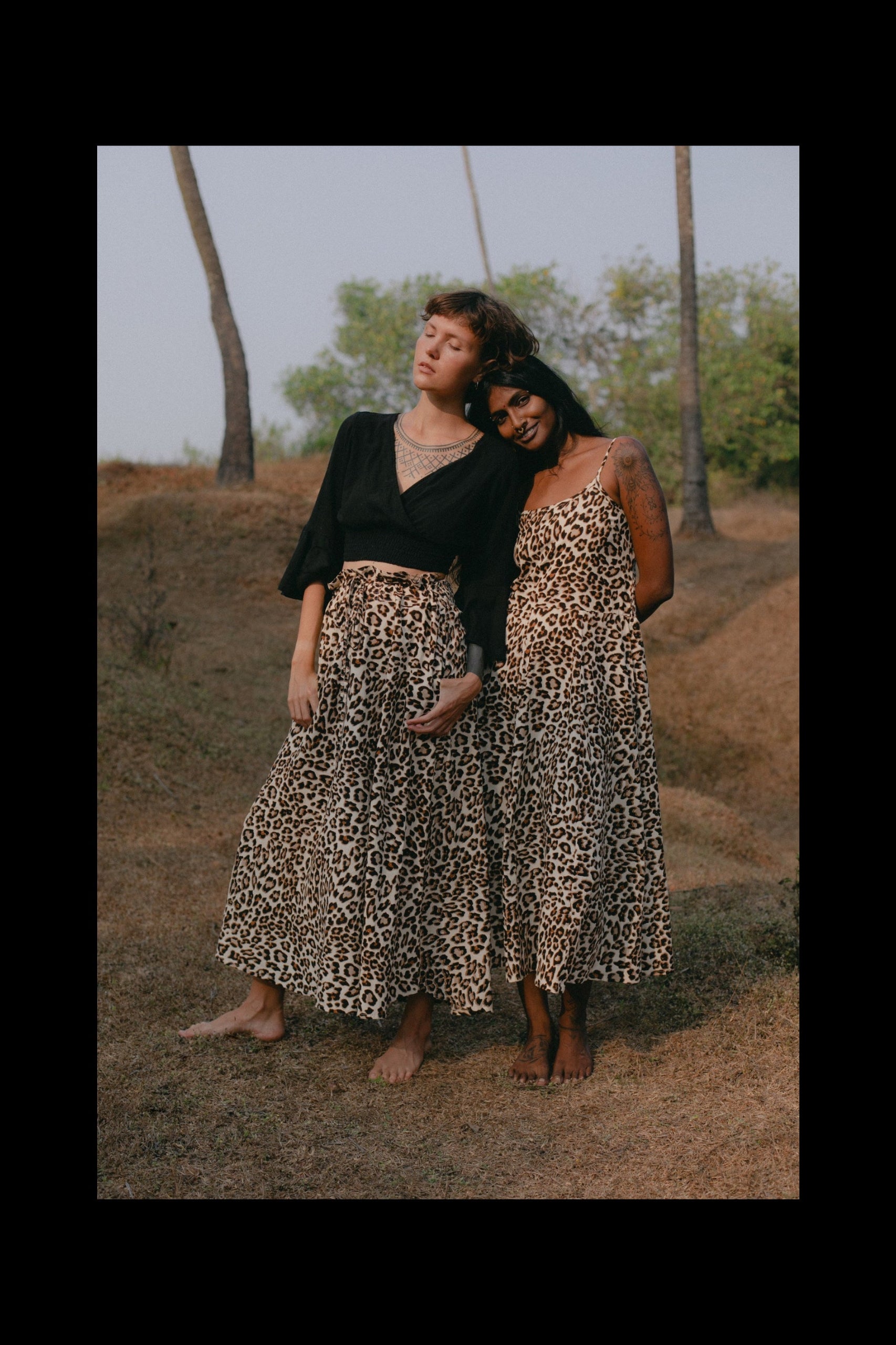 Boho Vintage Fashion im Leoparden look. Langer Leo-Rock und Maxi Leoparden-Kleid. 