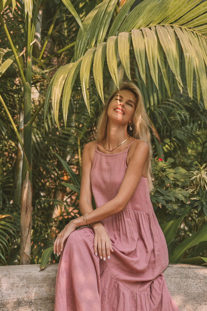 Das Rosa Ärmellose Trägerkleid ist perfekt für den Sommer. Das Maxi Vintage Bohokleid besteht aus Musselin-Baumwolle. Langes Sommerkleid.