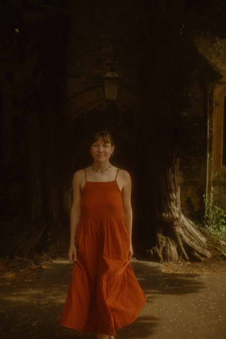 Das rote Ärmellose Trägerkleid ist perfekt für den Sommer. Das Maxi Vintage Bohokleid besteht aus Musselin-Baumwolle.