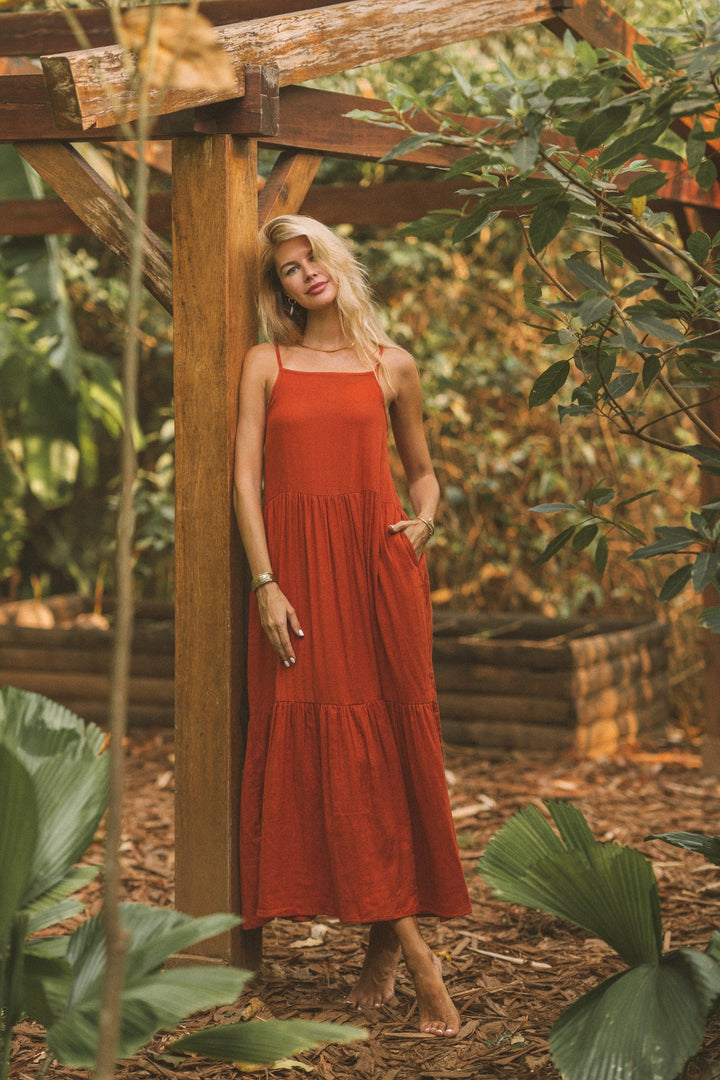 Das rote Ärmellose Trägerkleid ist perfekt für den Sommer. Das Maxi Vintage Bohokleid besteht aus Musselin-Baumwolle.