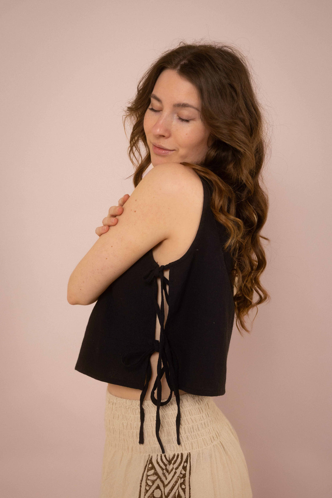 Ein schwarzes bauchfreies Leinen Sommertop zum binden. Schlicht und natürlich. Aus 100% Baumwolle. Sommer Crop Top.
