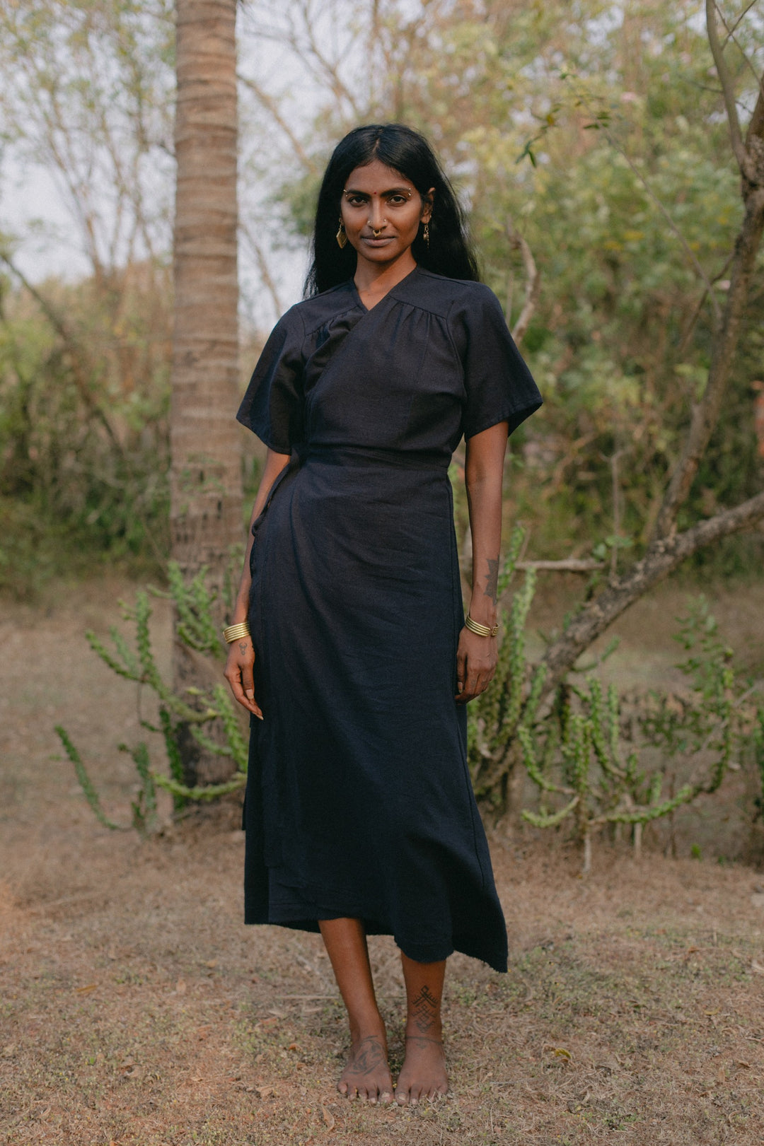 Ein schwarzes elegantes Wickelkleid. Kurze Ärmel and der lange Schnitt machen es zu einem alternativen Sommerkleid.
