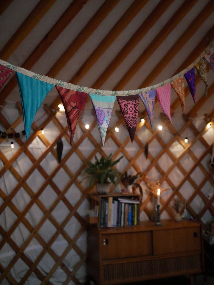 Bunte Wimpelkette ~ aus recycelten Saristoffen