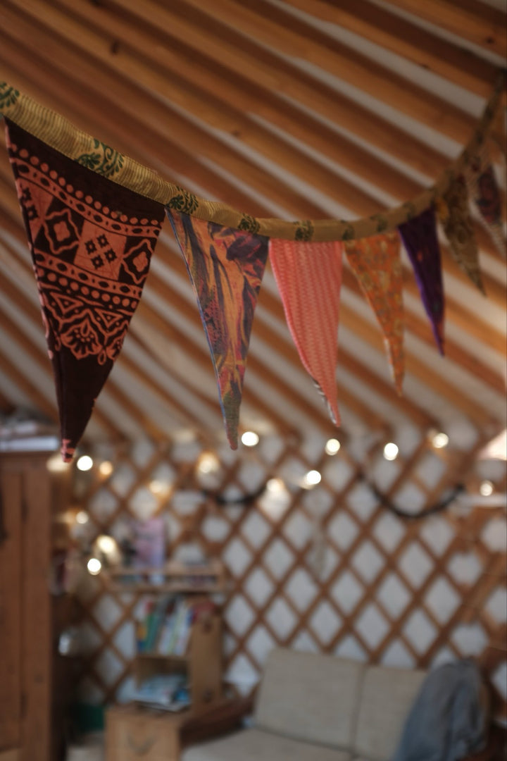 Bunte Wimpelkette ~ aus recycelten Saristoffen
