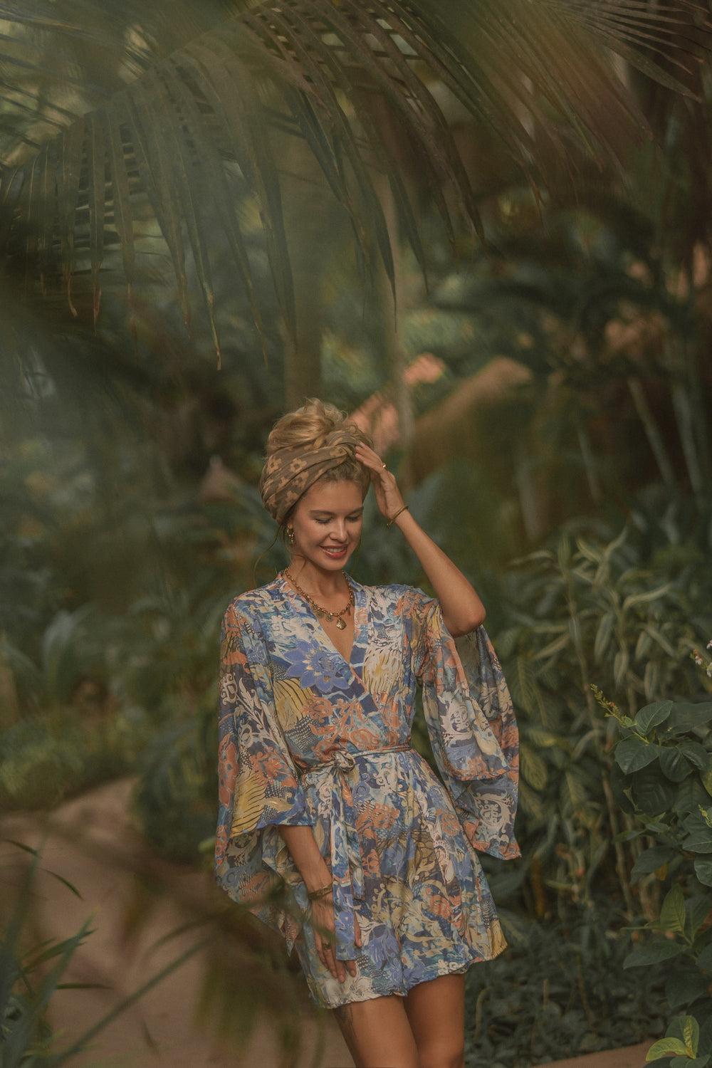 Kurzer Moderner Kimono mit abstrakten Muster. Sehr Leicht zu tragende Boho Vintage Fashion. Auch gut geeignet als Bademantel für den Strand, Urlaub, Sauna oder als Morgenmantel.