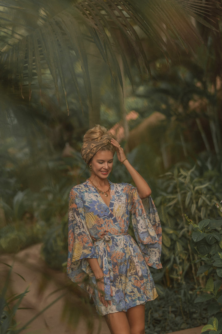 Kurzer Moderner Kimono mit abstrakten Muster. Sehr Leicht zu tragende Boho Vintage Fashion. Auch gut geeignet als Bademantel für den Strand, Urlaub, Sauna oder als Morgenmantel.