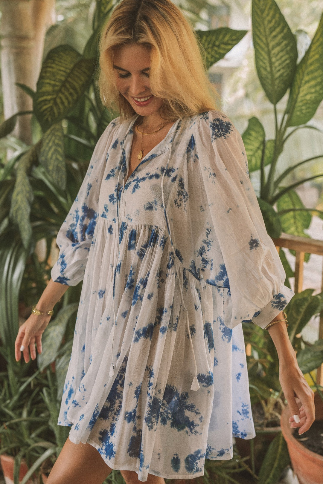 Dieses Minikleid mit Batikmuster besteht aus 100% Voile-Baumwolle. Das Kurze weiße Sommerkleid ist luftig und leicht und in einem Vintage Hippie Style mit Blumen.