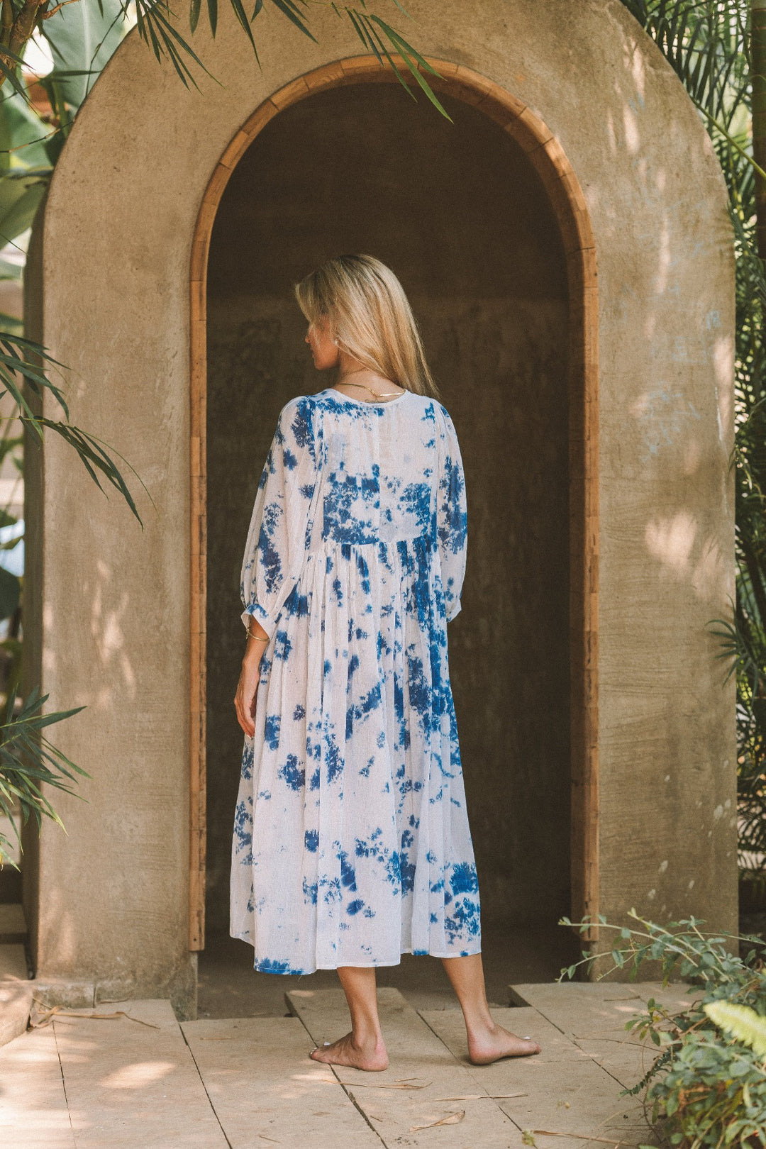 Dieses Midikleid in weiß mit Batikmuster besteht aus 100% Voile-Baumwolle. Das lange Sommerkleid ist luftig und leicht und in einem Vintage Hippie Style.