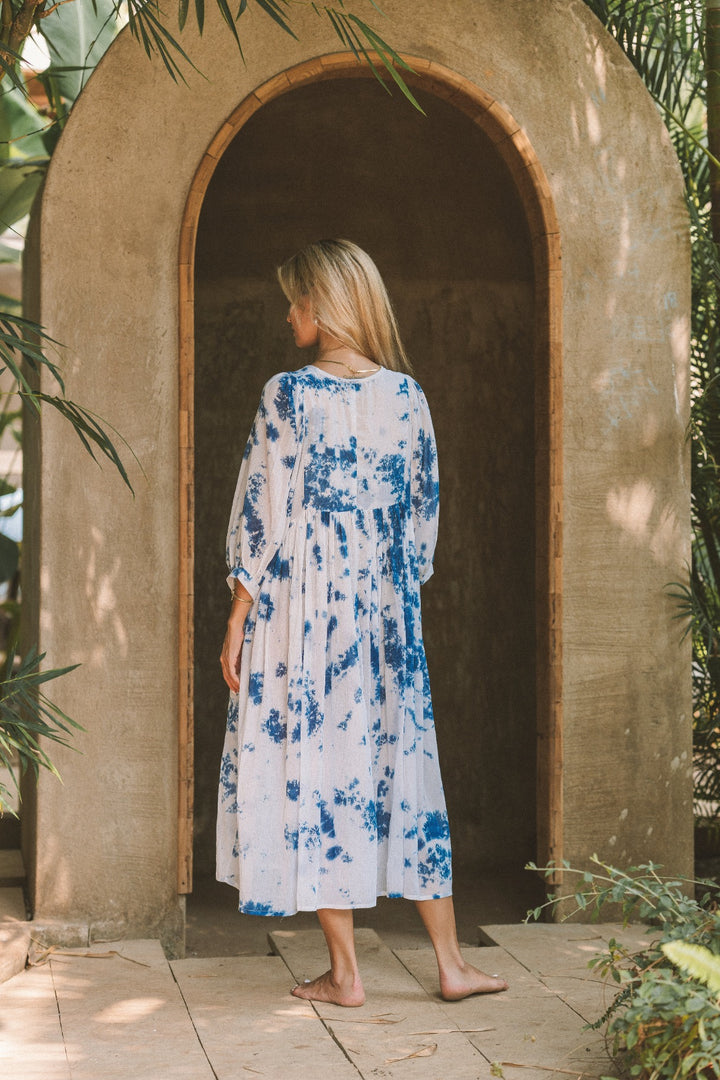 Dieses Midikleid in weiß mit Batikmuster besteht aus 100% Voile-Baumwolle. Das lange Sommerkleid ist luftig und leicht und in einem Vintage Hippie Style.