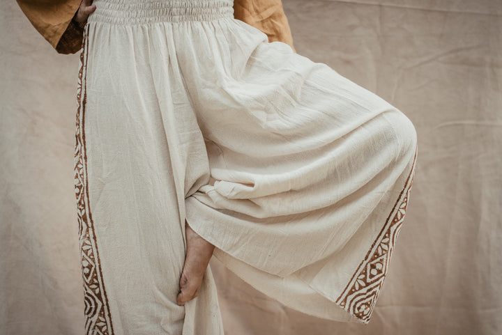 Weite weißes Beduinenhose aus 100% Baumwolle. Die Lässige bequeme Hose hat tribal Prints und sitzt leicht und locker. Feminine Alibabahose Leinenhose..