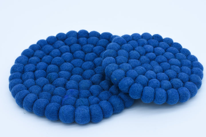 Praktischer Untersetzer aus Filzkugeln | blau | rund | hitzebeständig