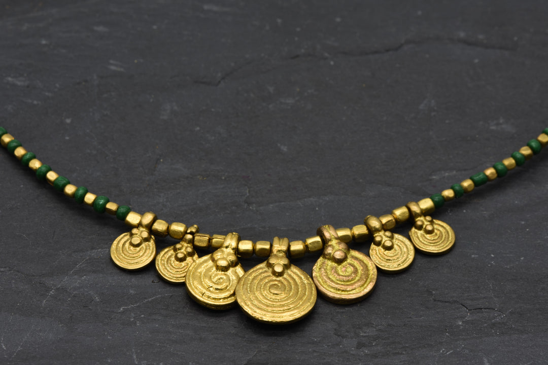 Spiral necklace with green pearls | Brass & glass