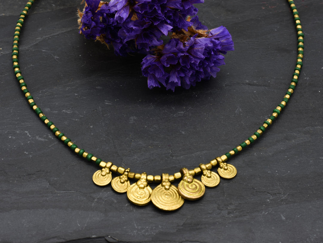 Spiral necklace with green pearls | Brass & glass