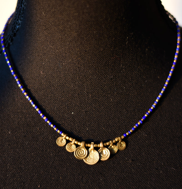 Spiralen Halskette mit blauen Perlen | Messing & Glas