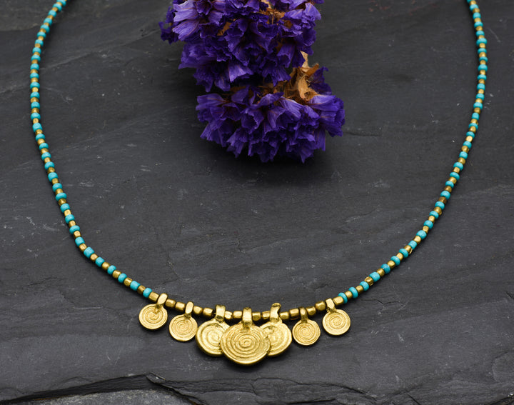 Spiral necklace with turquoise pearls | Brass & glass
