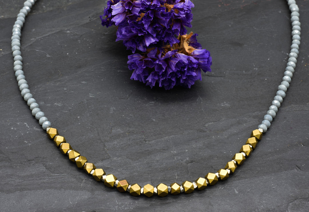 Halskette Messing Diamanten | mit hellblauen Perlen | Messing & Calcit