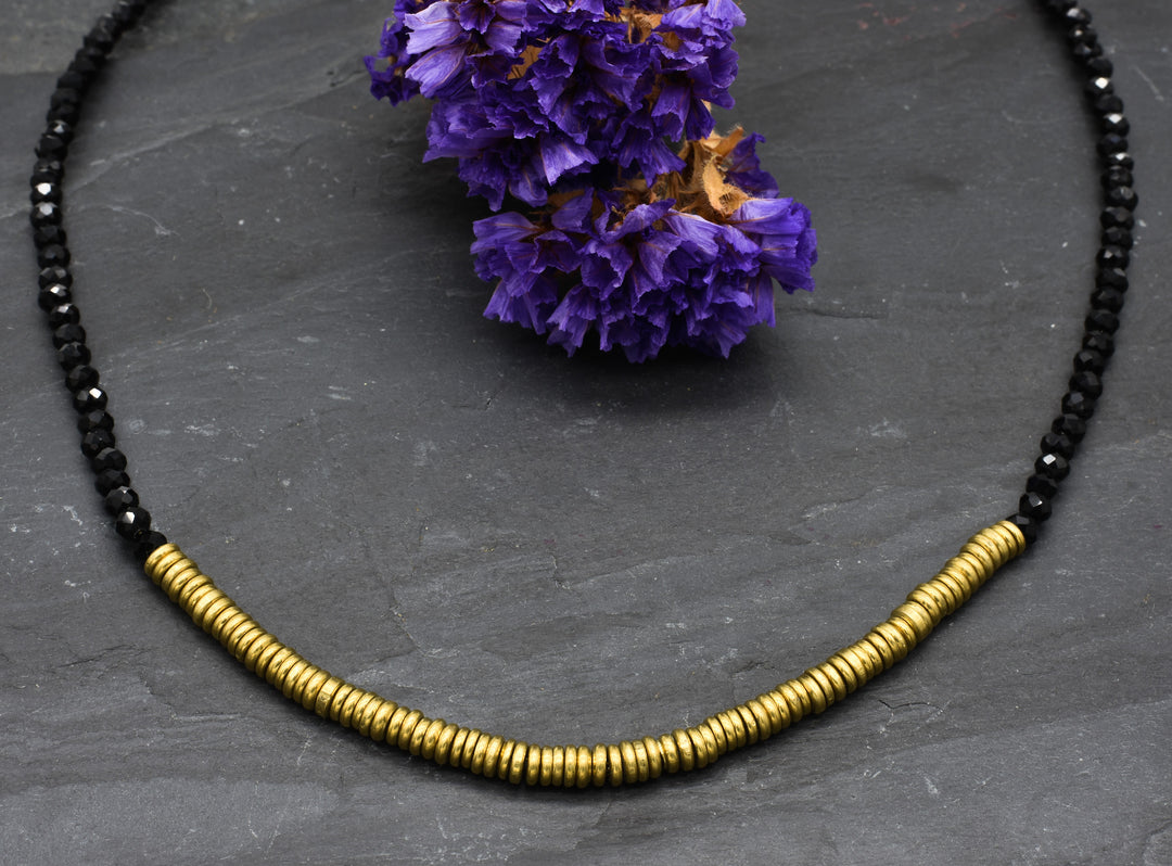 Lova necklace | With black gemstones | Brass & onyx