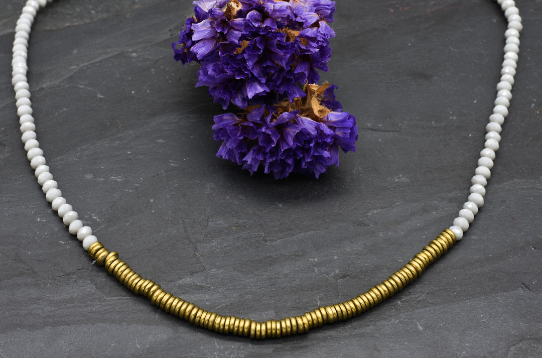 Lova necklace | With light gray gemstones | Brass & Calcit