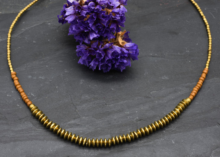 Halskette Mara | mit rostroten Perlen | Messing & Glas