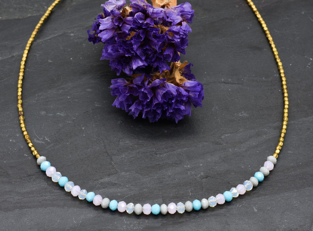 Halskette mit Edelsteinperlen | hellblau-weiß | Perlenkette | Messing