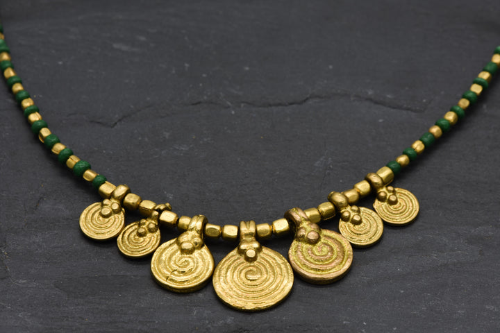 Spiral necklace with green pearls | Brass & glass