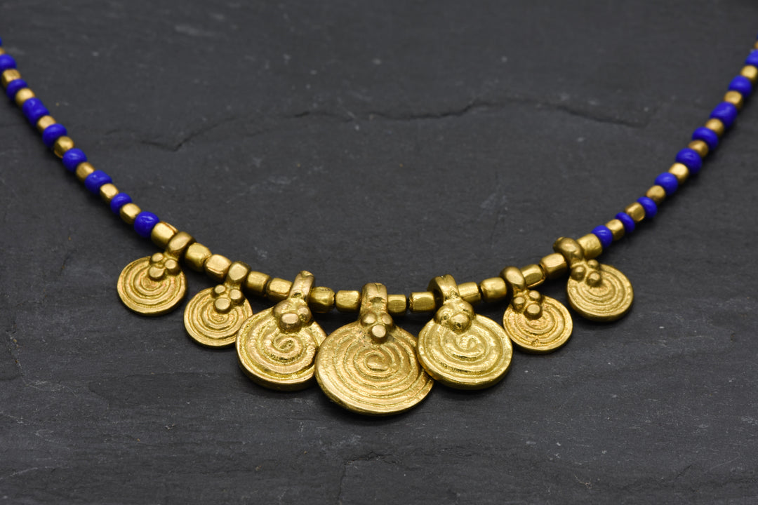 Spiralen Halskette mit blauen Perlen | Messing & Glas