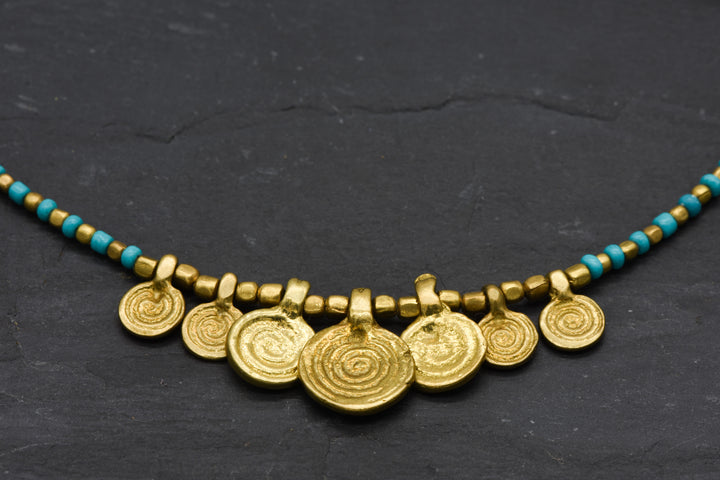 Spiral necklace with turquoise pearls | Brass & glass