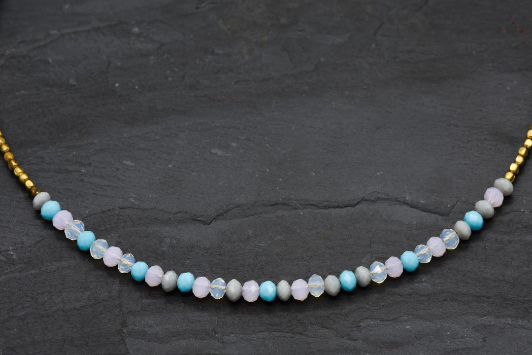 Halskette mit Edelsteinperlen | hellblau-weiß | Perlenkette | Messing