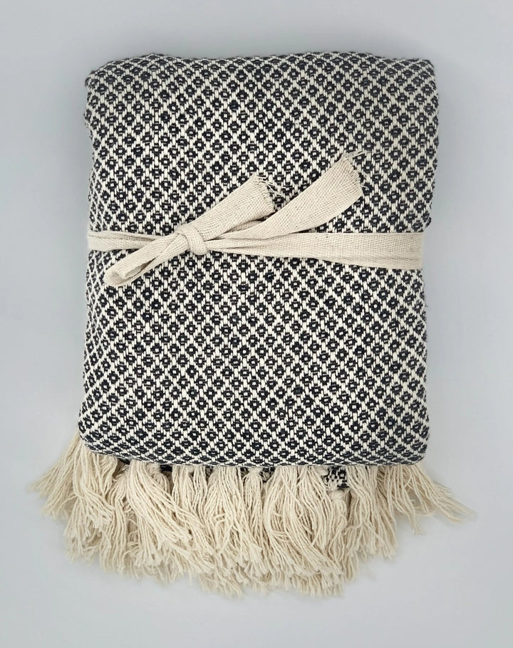 Decke aus Baumwolle Boho Style Grau-Weiß verpackt mit Schleife