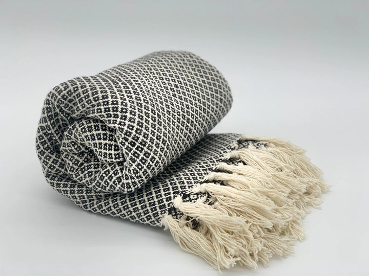 Decke aus Baumwolle Boho Style Grau-Weiß gerollt