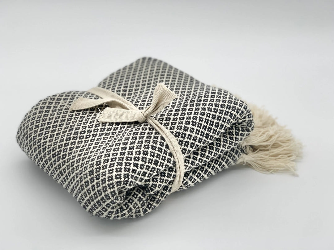 Decke aus Baumwolle Boho Style Grau-Weiß gefaltet