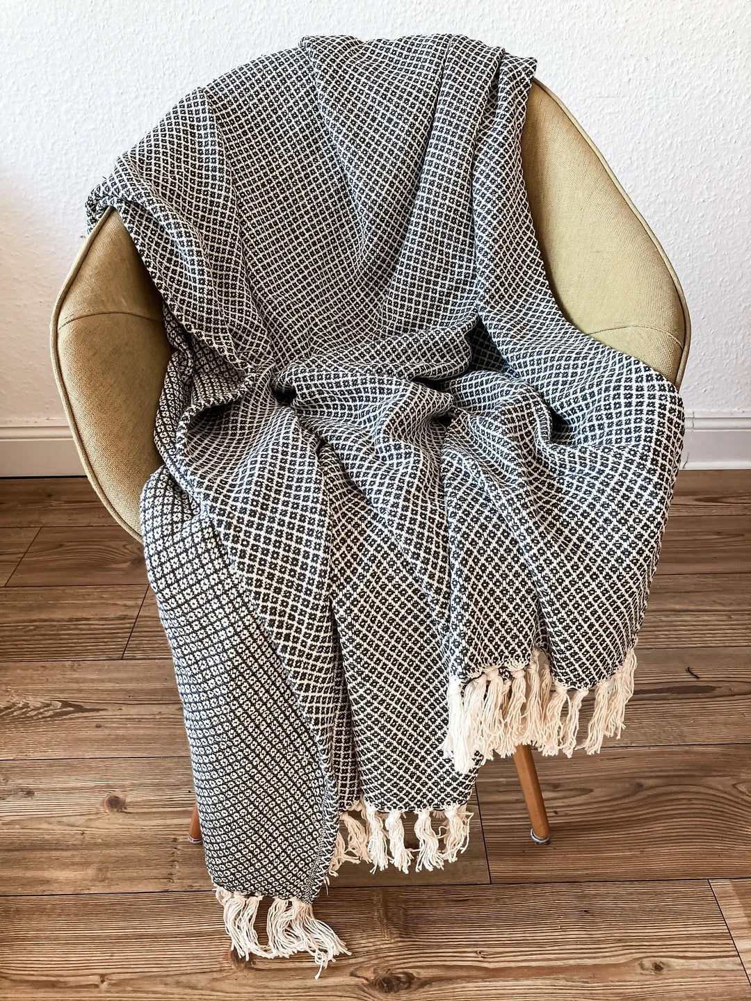 Decke aus Baumwolle Boho Style Grau-Weiß über Stuhl