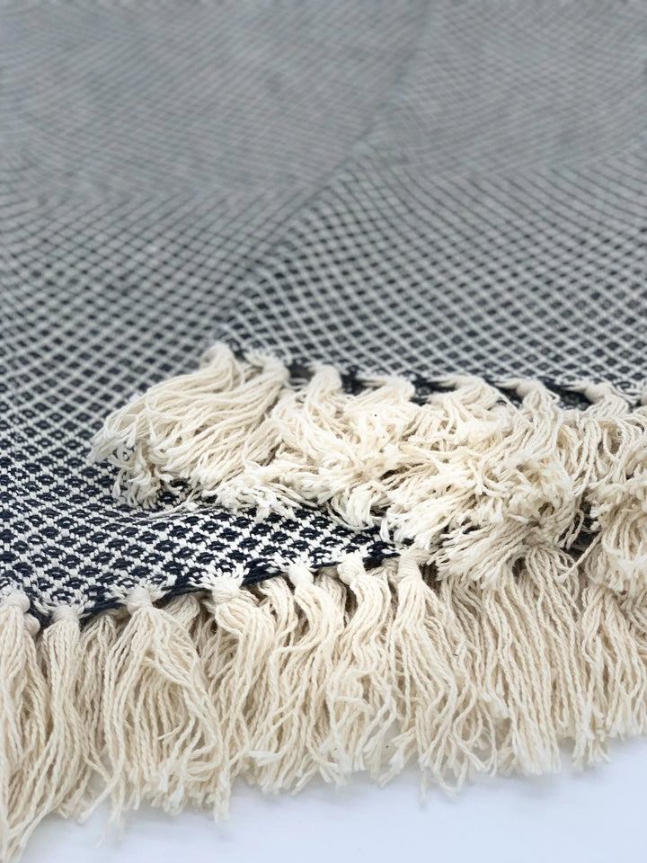 Decke aus Baumwolle Boho Style Grau-Weiß Detailaufnahme Fransen