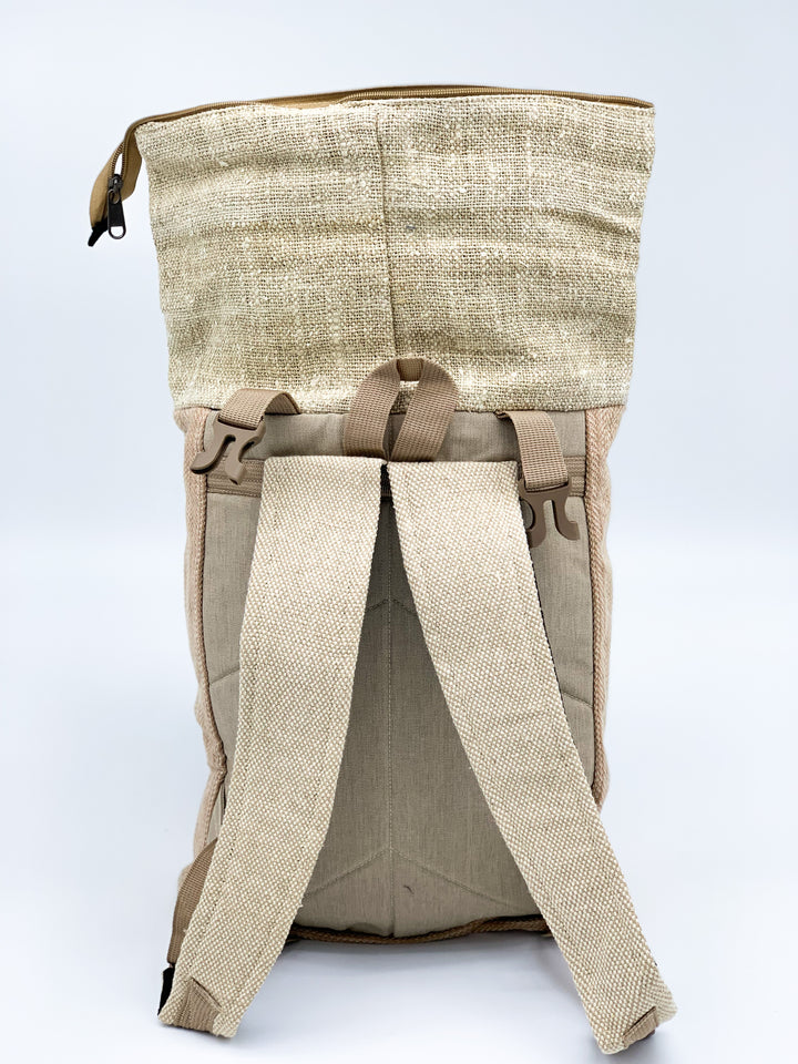 Großer Rucksack aus Hanf mit Rollverschluss von hinten ausgerollt