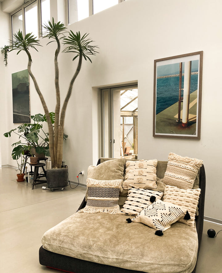 Kissenbezug Boho weiß mit weißen und schwarzen Elementen auf Sofa in Wohnung