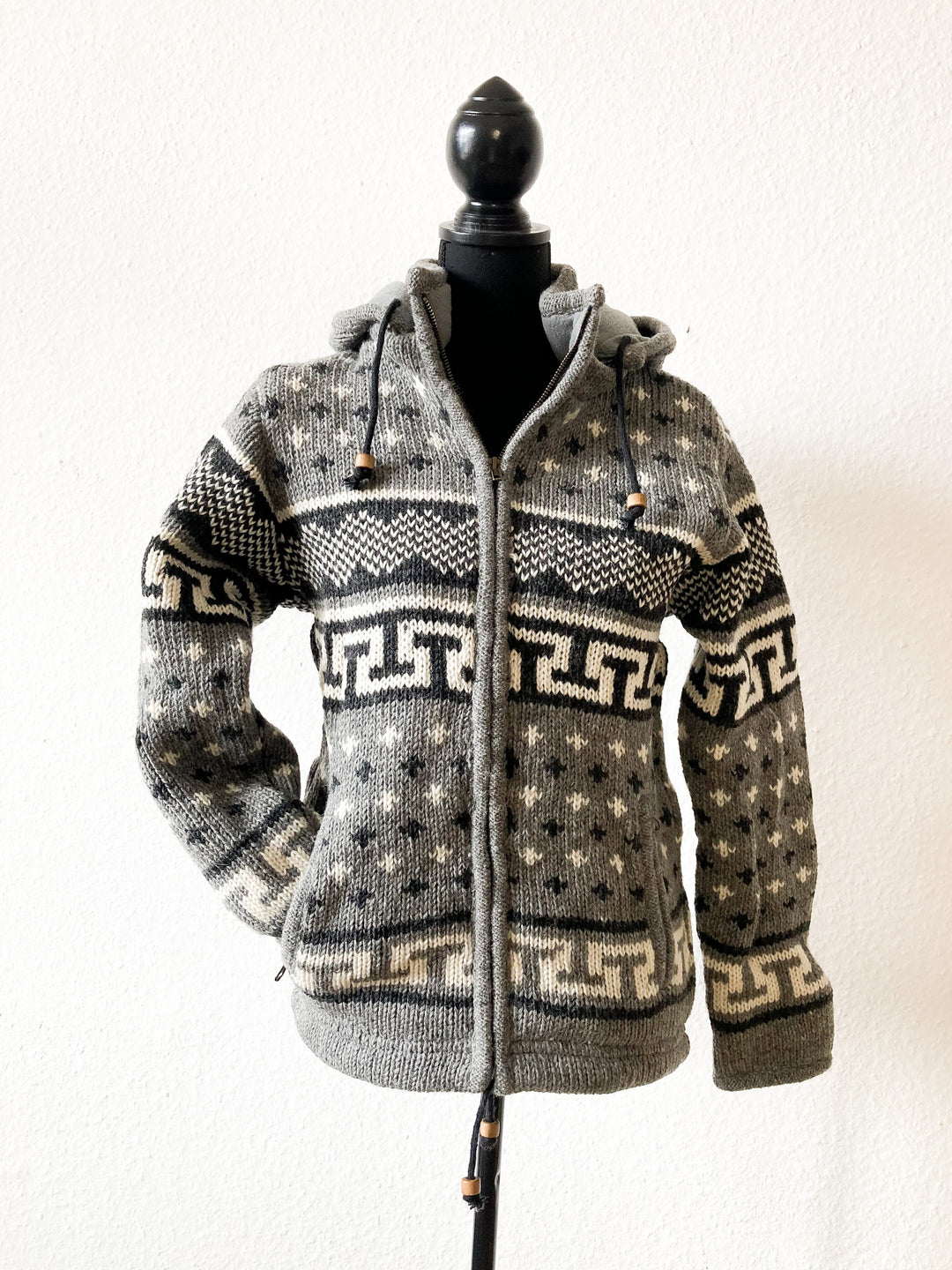 Gestrickte Jacke aus Wolle Grau getragen vorne