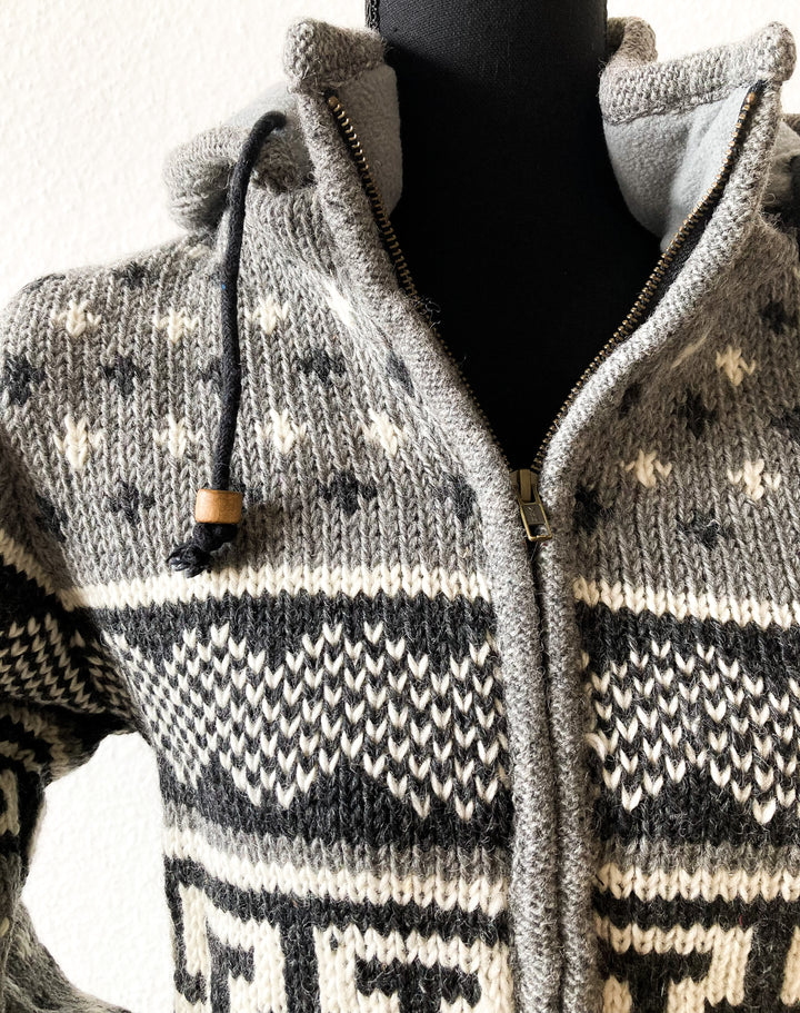 Gestrickte Jacke aus Wolle Grau Detailaufnahme Reißverschluss