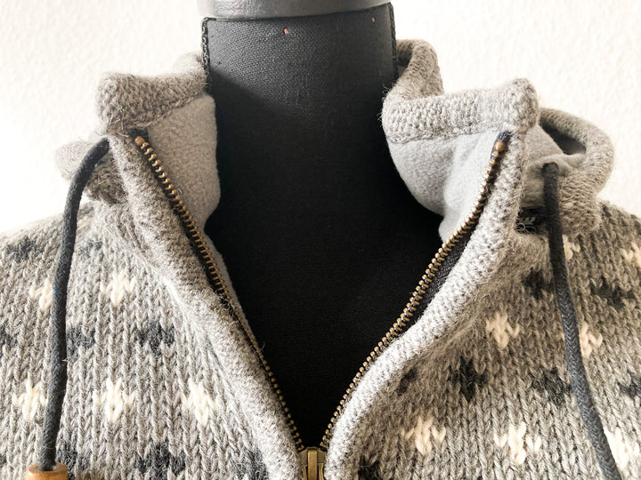 Gestrickte Jacke aus Wolle Grau Detailaufnahme Kragen