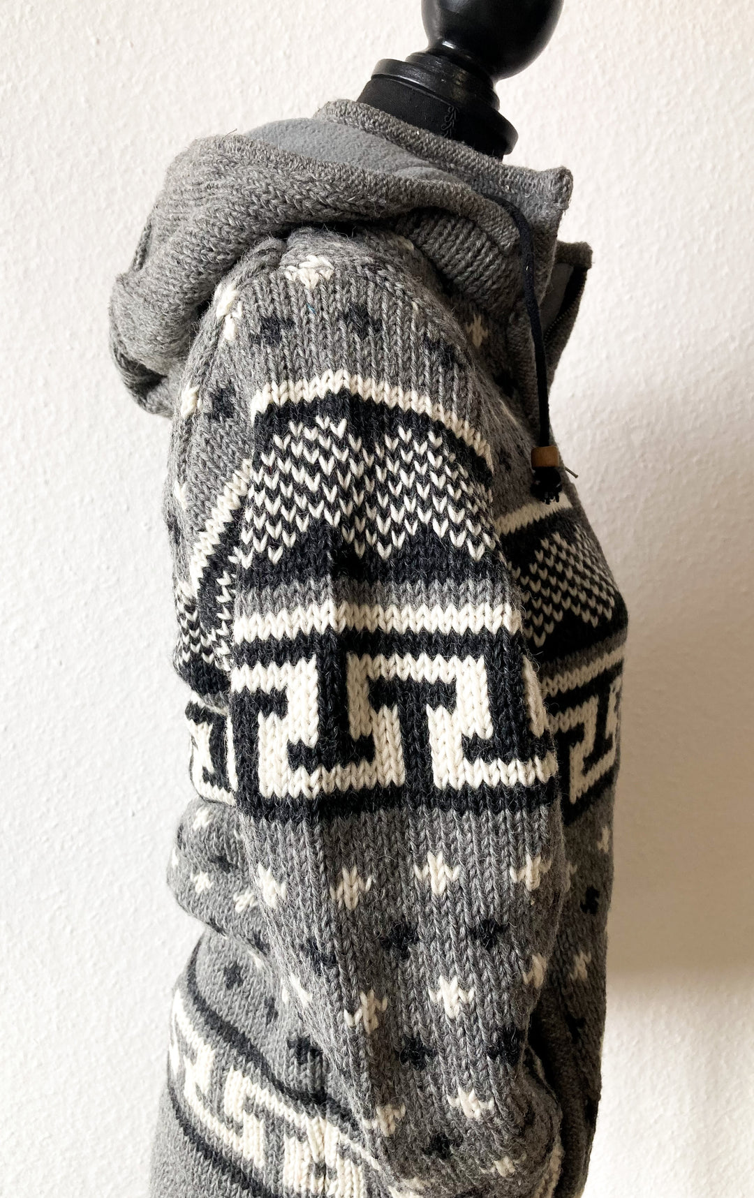 Gestrickte Jacke aus Wolle Grau Detailaufnahme Muster Schulter