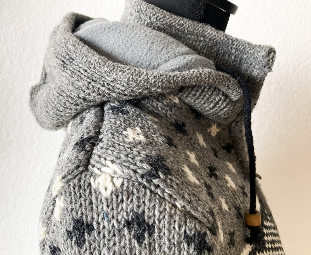 Gestrickte Jacke aus Wolle Grau Detailaufnahme Fleece Fütterung