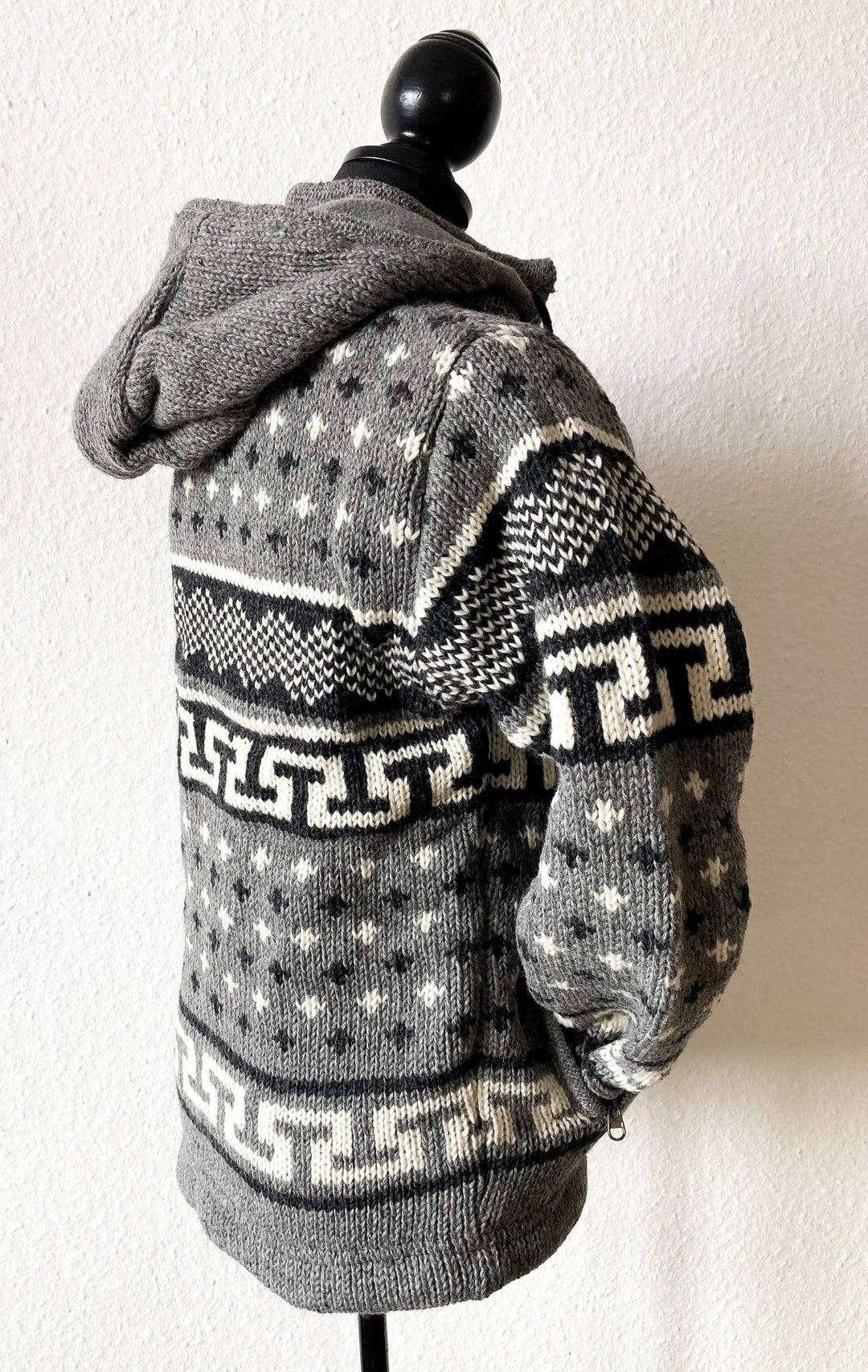 Gestrickte Jacke aus Wolle Grau linke Schulter