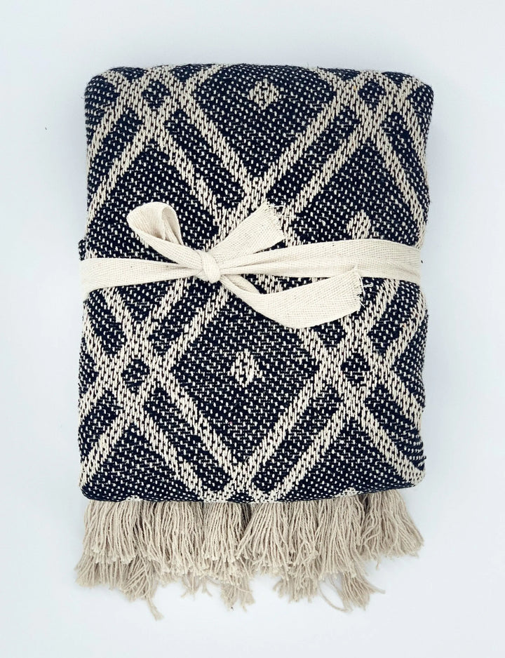 Decke aus Baumwolle Boho Style Schwarz Weiß verpackt mit Schleife