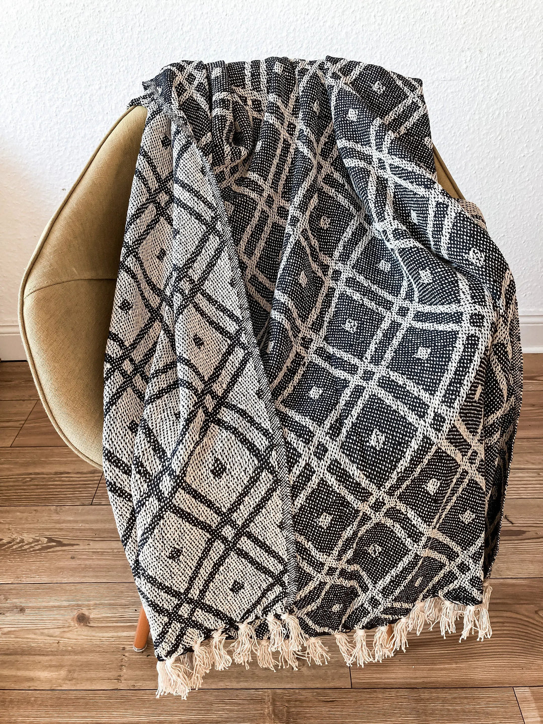 Decke aus Baumwolle Boho Style Schwarz Weiß ausgeklappt auf Stuhl