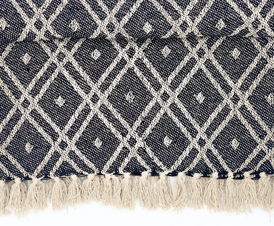 Decke aus Baumwolle Boho Style Schwarz Weiß Detailaufnahme Fransen