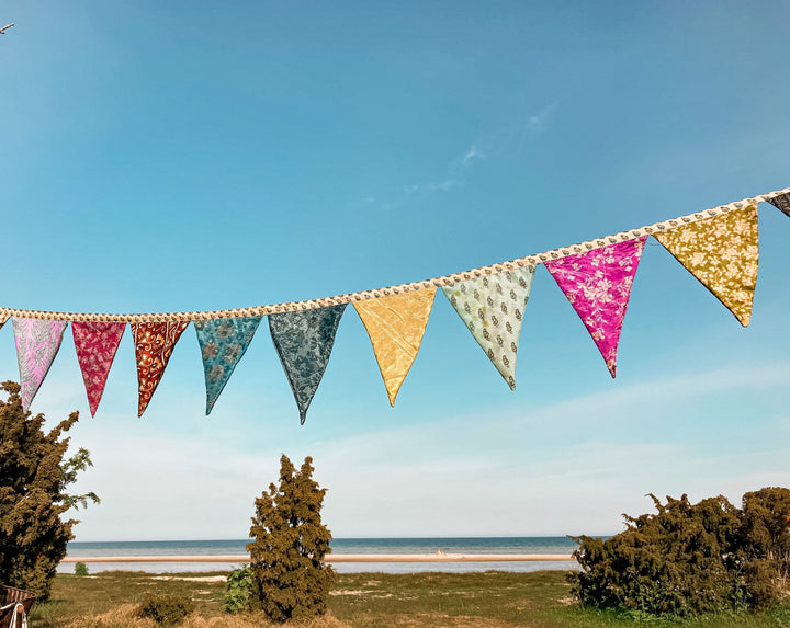 Bunte Wimpelkette aus recycelten Saristoffen | Girlande | 12 Wimpel | 3 Meter, Partydeko, Hochzeitsdeko, Dekoration, Kinderzimmer, Garten Deko. Bunt. Handgemacht.